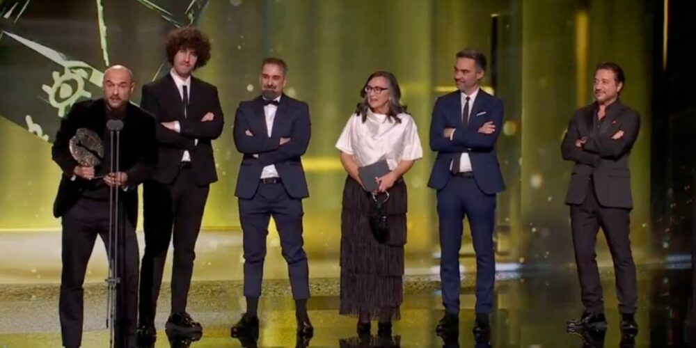 Julián Lominchar (tercero por la izquierda), con el resto del equipo recogiendo el premio Forqué.