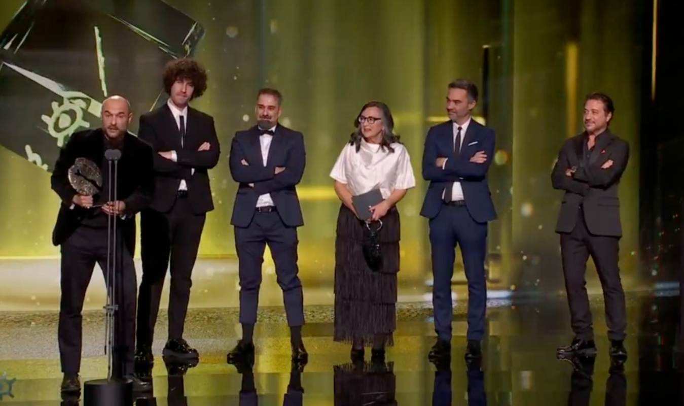 Julián Lominchar (tercero por la izquierda), con el resto del equipo recogiendo el premio Forqué.