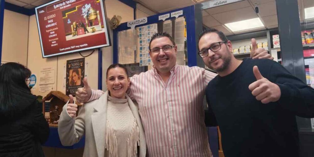 Alegría en el estanco Manoli por el tercer premio que han repartido.