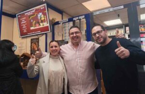 Alegría en el estanco Manoli por el tercer premio que han repartido.