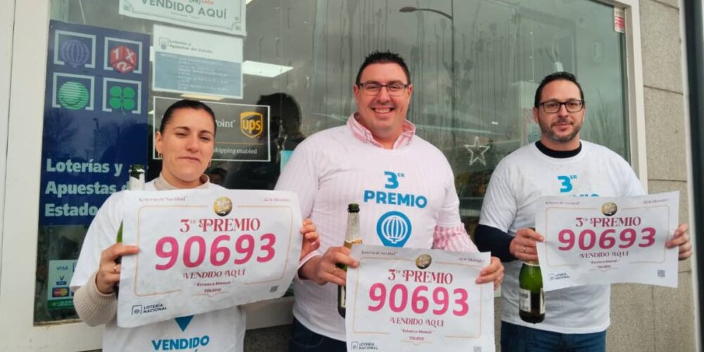 Alegría en el estanco Manoli por el tercer premio que han repartido.