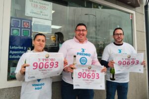 Alegría en el estanco Manoli por el tercer premio que han repartido.