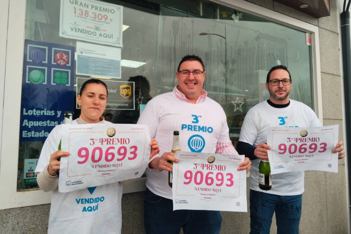 Alegría en el estanco Manoli por el tercer premio que han repartido.