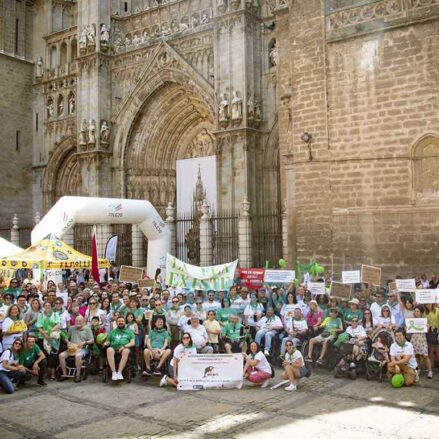 La Marcha por la ELA, reivindicativa y emotiva, atravesó el casco de Toledo. Foto: Rebeca Arango.
