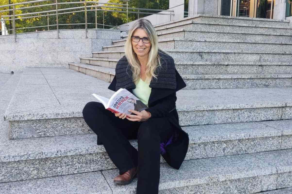 Marta García-Monje, posando con su libro. Foto: Ramón de Juan.