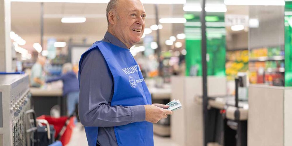 Voluntario en la recogida de alimentos 2025 de Mercadona