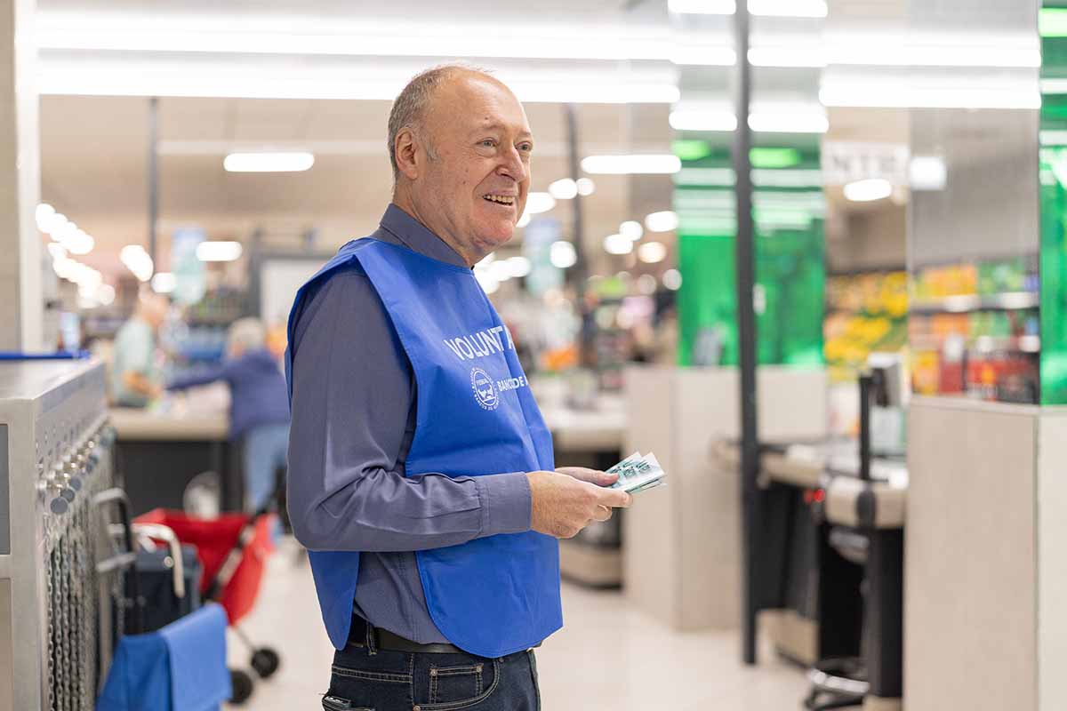 Voluntario en la recogida de alimentos 2025 de Mercadona