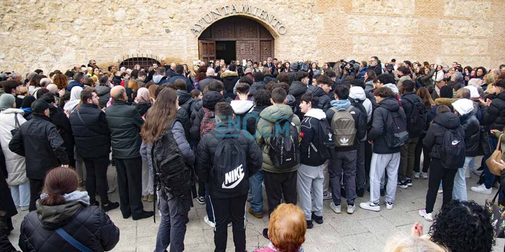 Minuto de silencio convocado en el Ayuntamiento de Torrijos por el asesinato de una mujer manos de su pareja. Foto: Rebeca Arango.