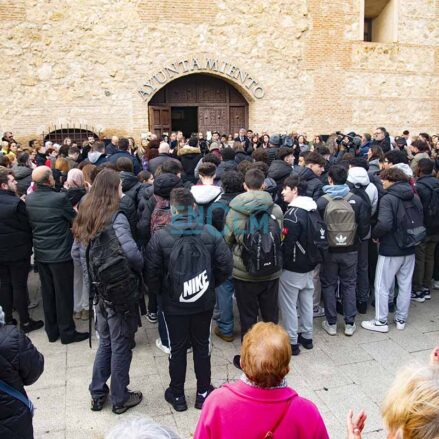Minuto de silencio convocado en el Ayuntamiento de Torrijos por el asesinato de una mujer manos de su pareja. Foto: Rebeca Arango.