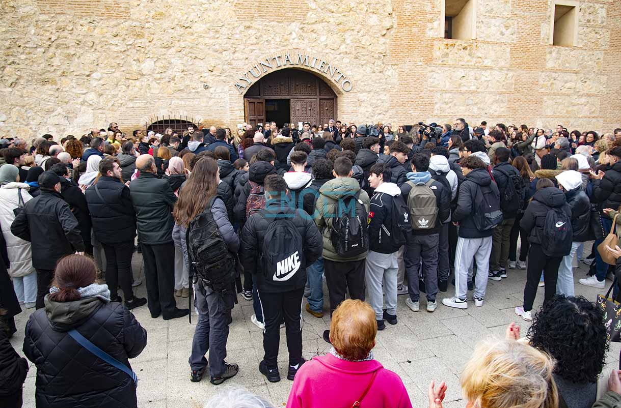 Minuto de silencio convocado en el Ayuntamiento de Torrijos por el asesinato de una mujer manos de su pareja. Foto: Rebeca Arango.