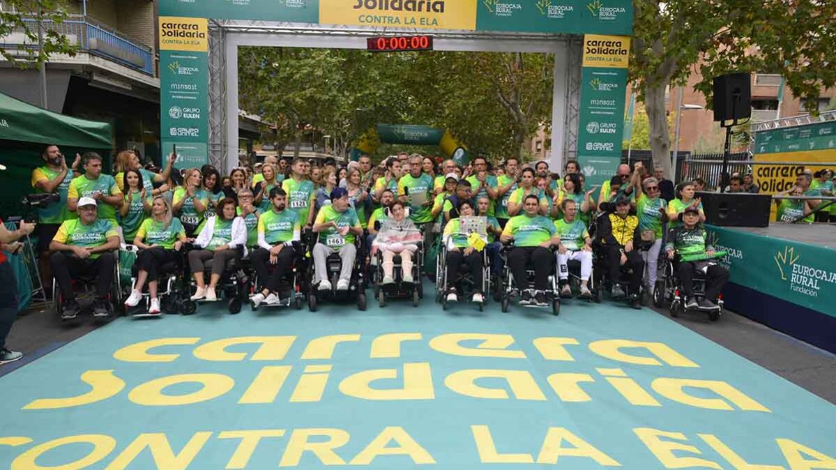 Foto de familia de la Carrera Solidaria contra la ELA