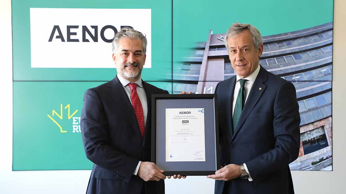 Javier López, presidente de Eurocaja, recibiendo el certificado de Buen Gobierno Corporativo de Aenor