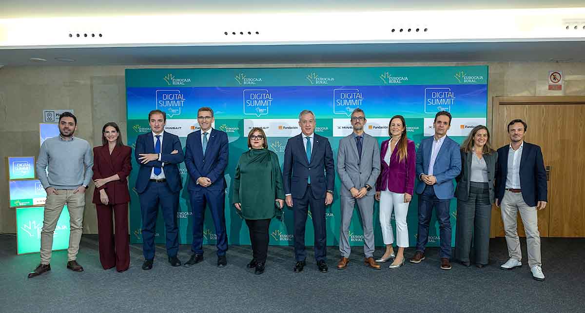 Foto de familia de la última edición del evento "Digital Summit", bajo el título 'Revolución empresarial: Liderar con inteligencIA'