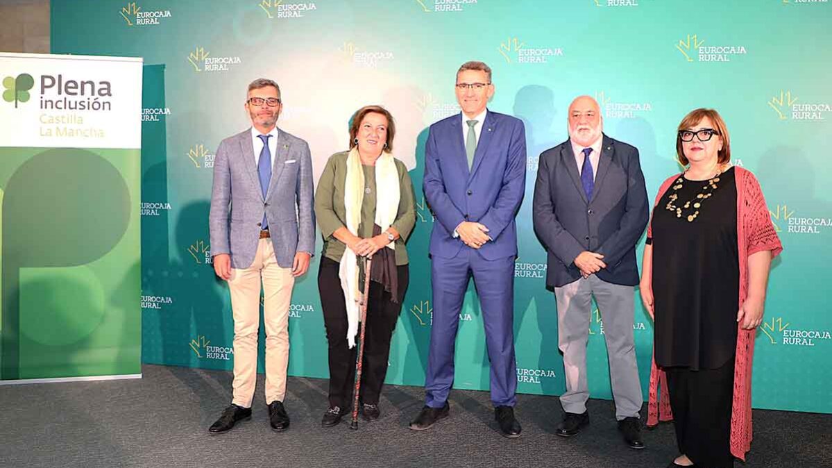 Foto de familia del programa 'Talento Artístico: Comunidad creativa inclusiva' de Fundación Eurocaja Rural y Plena Inclusión