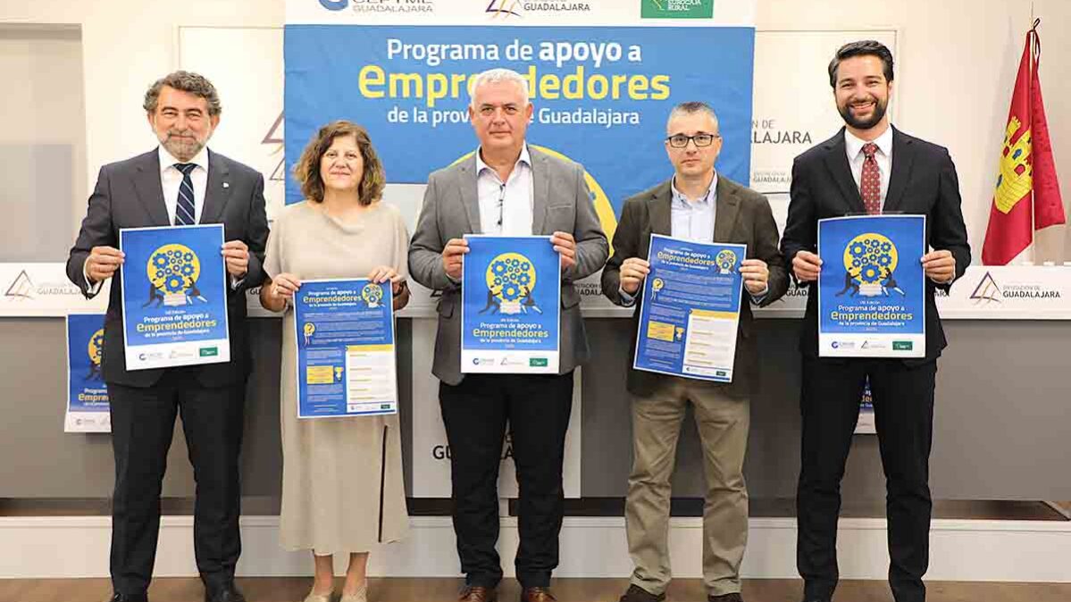 Foto de familia de la presentación del programa de apoyo a emprendedores de Guadalajara