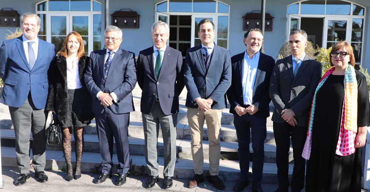 Foto de familia de la Fundación Eurocaja Rural y Fedeto durante la formación a comerciantes y hosteleros de Talavera