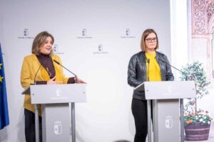 La consejera portavoz del Gobierno de Castilla-La Mancha, Esther Padilla, y la consejera de Economía, Empresas y Empleo, Patricia Franco.