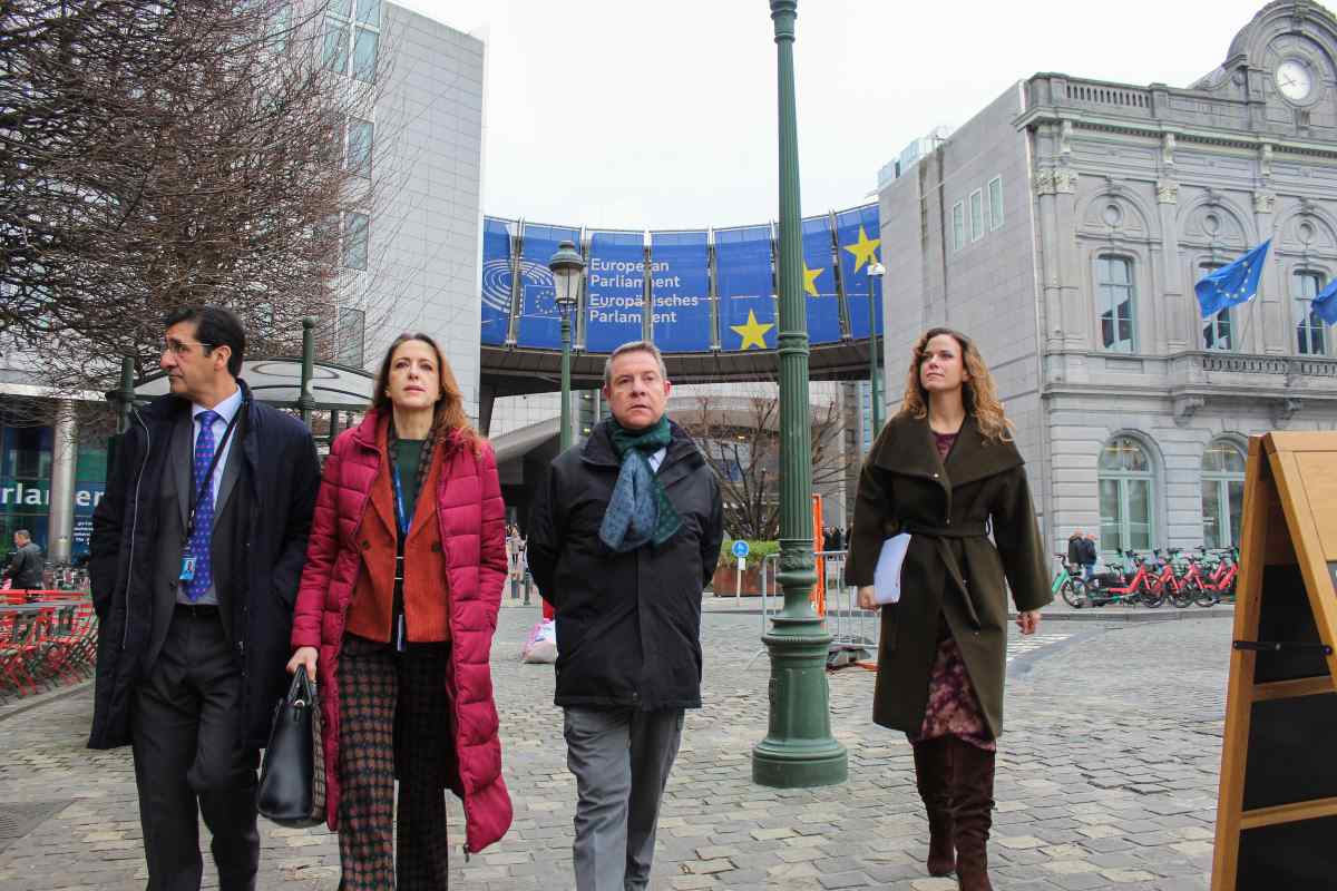 Emiliano García-Page y la delegación regional, en Bruselas.