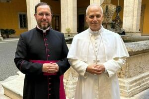 El sacerdote diocesano Salvador Aguilera López y el papa León XIV