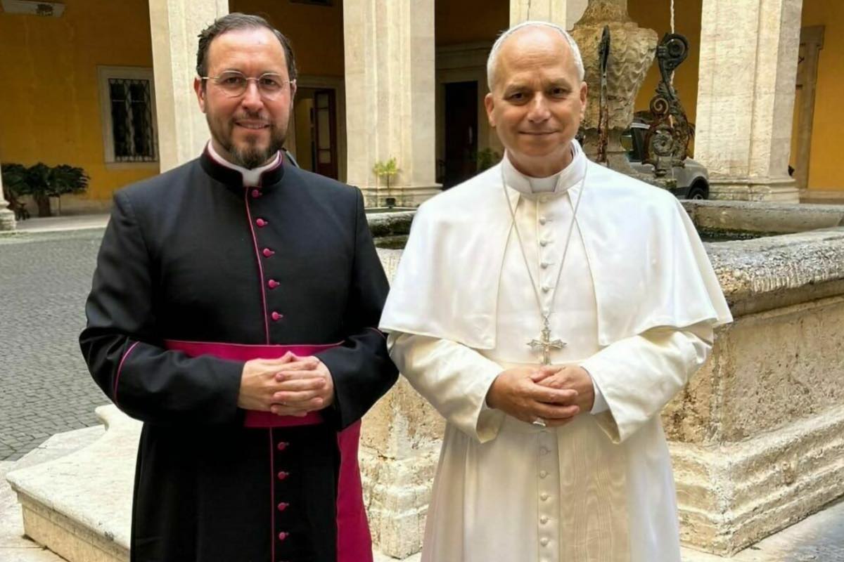 El sacerdote diocesano Salvador Aguilera López y el papa León XIV