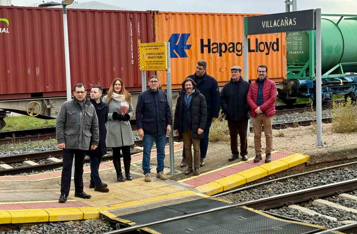 Los socialistas comprobaron la peligrosidad del paso a nivel.