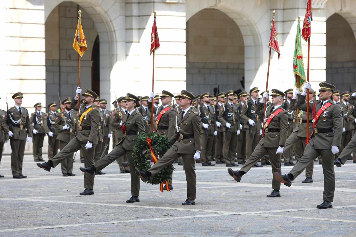 Un momento del desfile en el Patio de Armas.