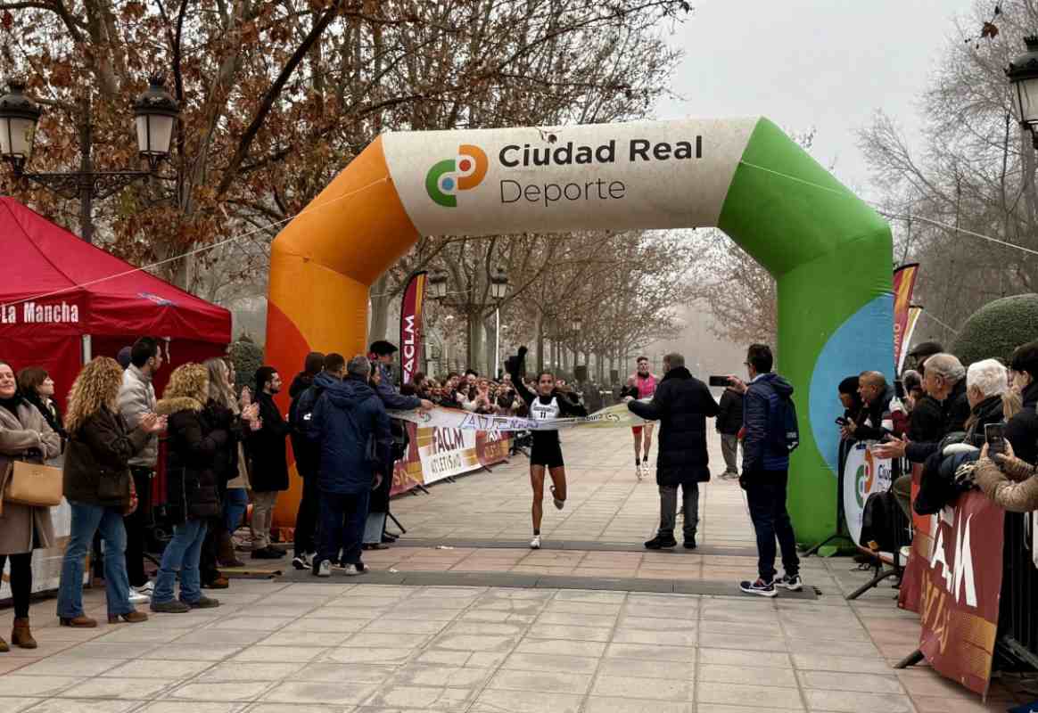 Llegada a meta de Queralt Criado, ganadora de la prueba femenina absoluta de la LII Carrera del Pavo. Foto: Ayuntamiento de Ciudad Real.