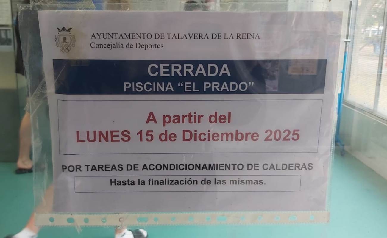 Así reza el cartel que anuncia el cierre de la piscina 'El Prado'.