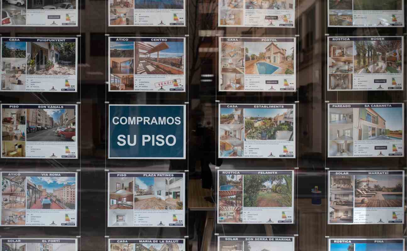Anuncios de viviendas en venta en una inmobiliaria. Foto: EP.