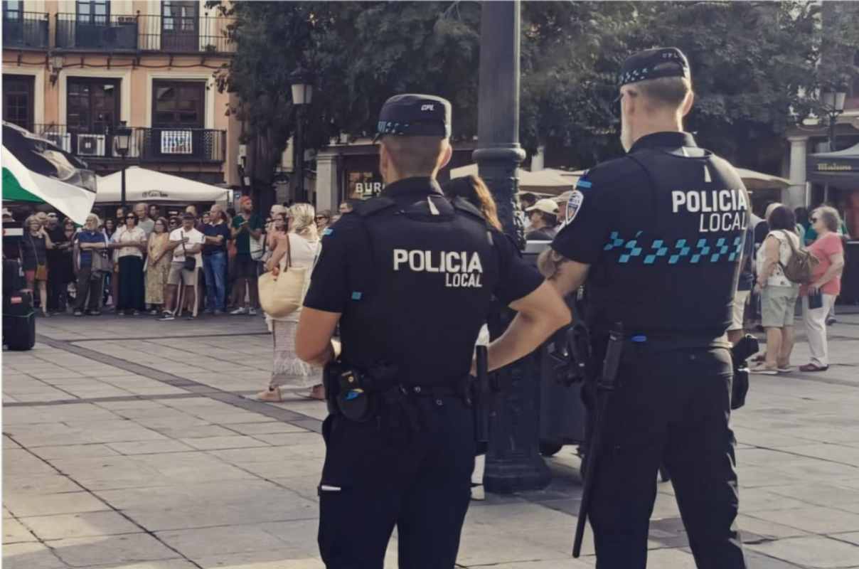 Dos agentes de la Policía Local de Toledo.