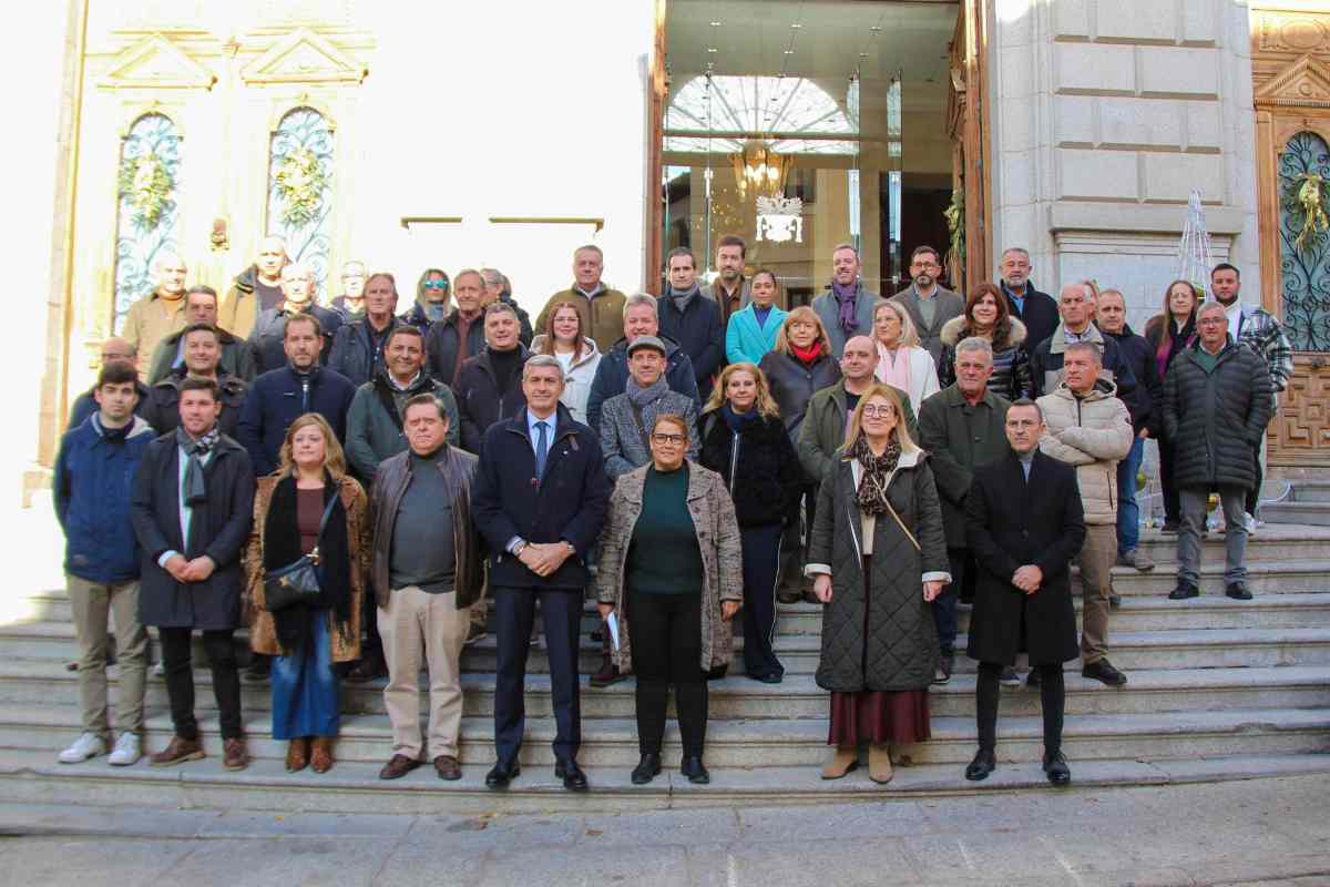 Alcaldes y ediles socialistas a las puertas de la Diputación de Toledo.