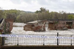 Vista del puente viejo o 'romano' derrumbado por la crecida del río Tajo a su paso por Talavera de la Reina. EFE/Manu Reino.