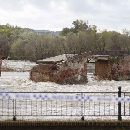 Vista del puente viejo o 'romano' derrumbado por la crecida del río Tajo a su paso por Talavera de la Reina. EFE/Manu Reino.