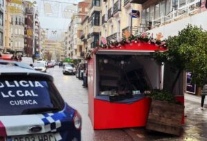 Imagen del puesto navideño que ha sido arrollado por una furgoneta.