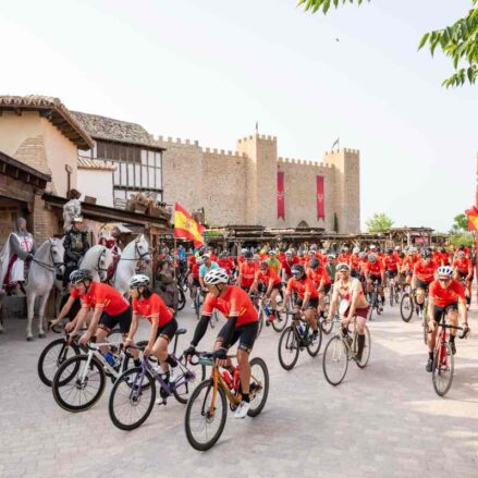 La Vuelta a España paró en Puy du Fou con leyendas como Miguel Induráin, Carlos Sastre y Perico Delgado.