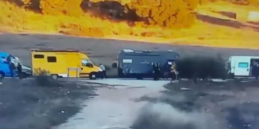 Varios vehículos de la rave en su asentamiento. Foto: Tele 5.