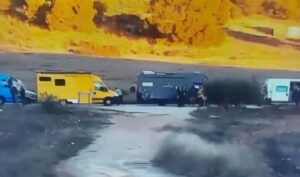 Varios vehículos de la rave en su asentamiento. Foto: Informativos Telecinco