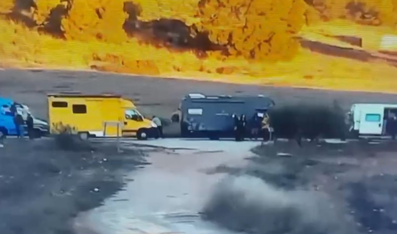 Varios vehículos de la rave en su asentamiento. Foto: Informativos Telecinco