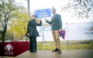 La karateka y Carlos Velázquez, descubriendo la placa de la nueva plaza 'Sandra Sánchez' en la ECEF. Foto: Rebeca Arango.