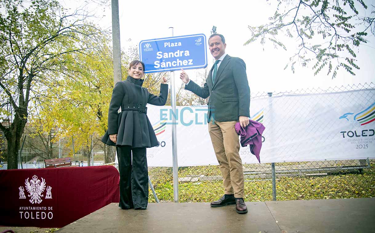 La karateka y Carlos Velázquez, descubriendo la placa de la nueva plaza 'Sandra Sánchez' en la ECEF. Foto: Rebeca Arango.