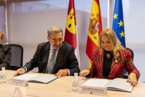 El consejero de Sanidad, Jesús Fernández Sanz, y la presidenta del Tribunal Superior de Justicia de Castilla-La Mancha, María Pilar Astray Chacón..