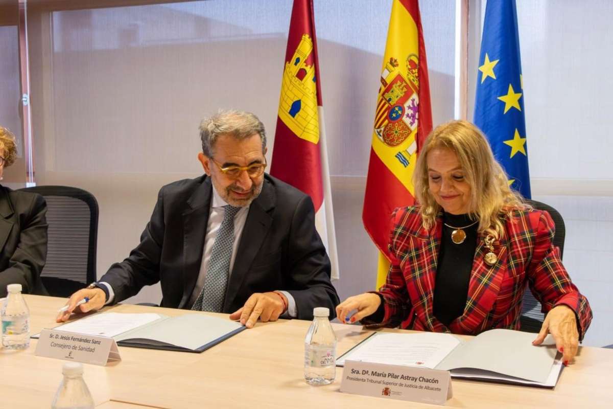 El consejero de Sanidad, Jesús Fernández Sanz, y la presidenta del Tribunal Superior de Justicia de Castilla-La Mancha, María Pilar Astray Chacón..