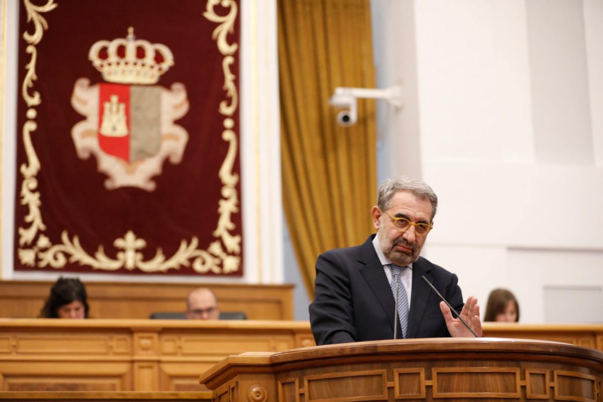 Jesús Fernández Sanz, interviniendo en las Cortes regionales para hablar sobre la crisis del cribado de cáncer de mama en Talavera.