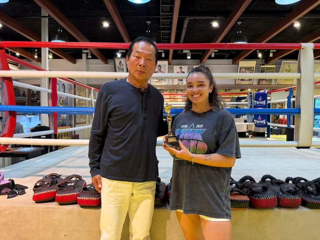 Cynthia con el trofeo a la luchadora revelación. Foto: AEMMA