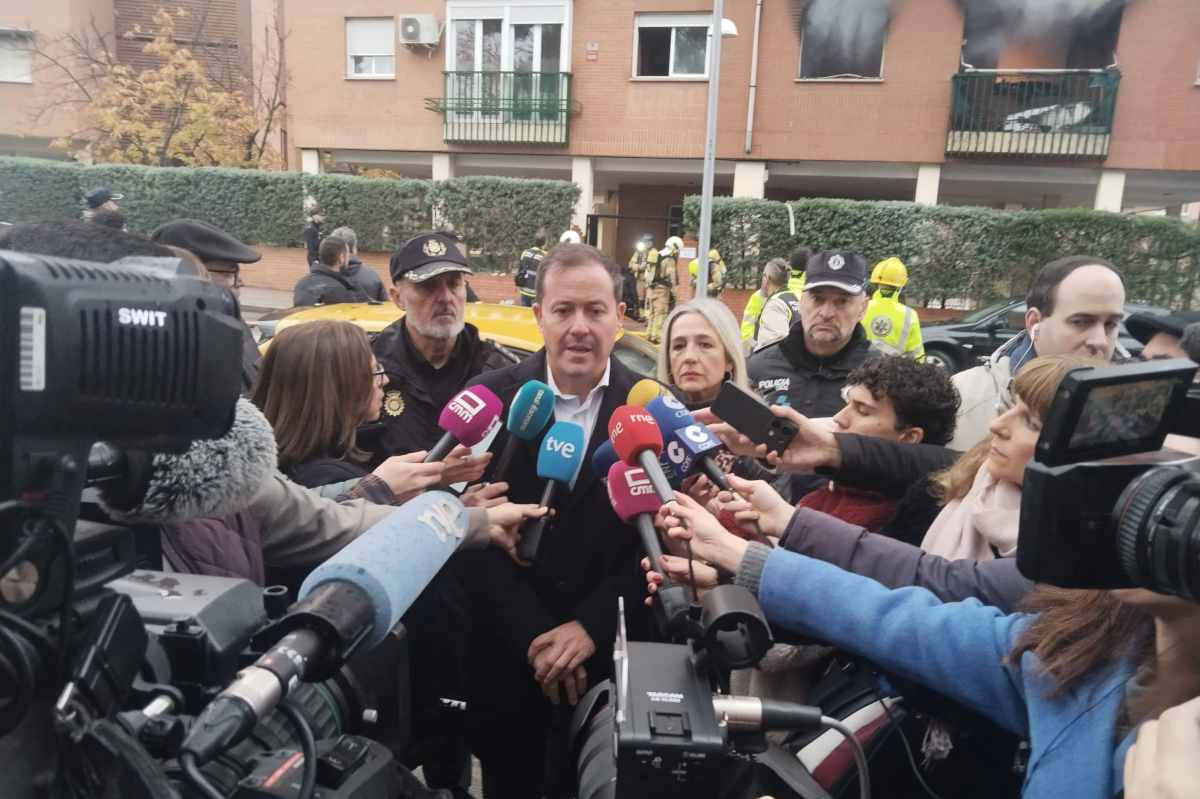 El alcalde de Toledo, Carlos Velázquez, en el lugar del incendio. Imagen: Rebeca Arango.