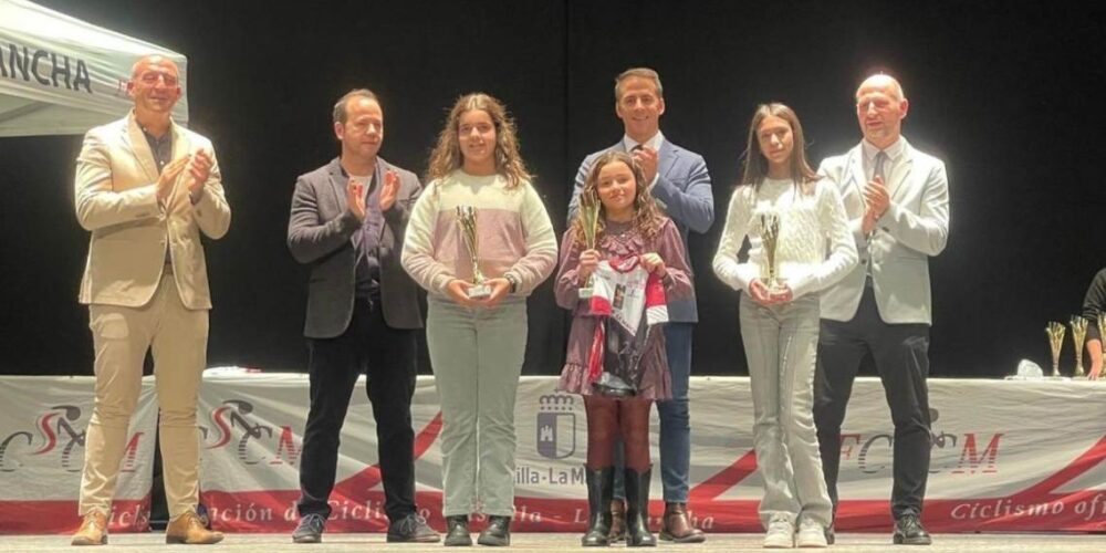 Carlos Yuste (tercero por la derecha) avanzó estas novedades ciclistas en la Gala de la Federación regional.