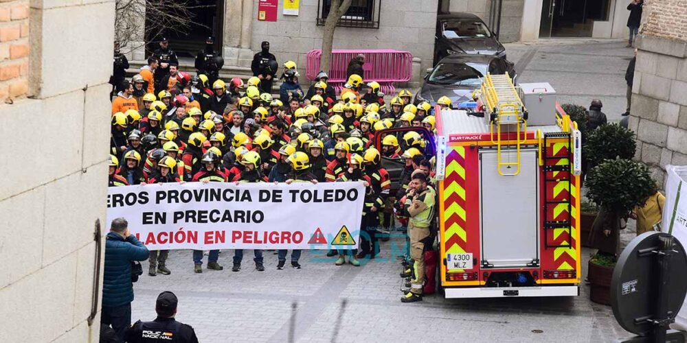 Los bomberos, manifestándose en el casco histórico de Toledo. Foto: Rebeca Arango.