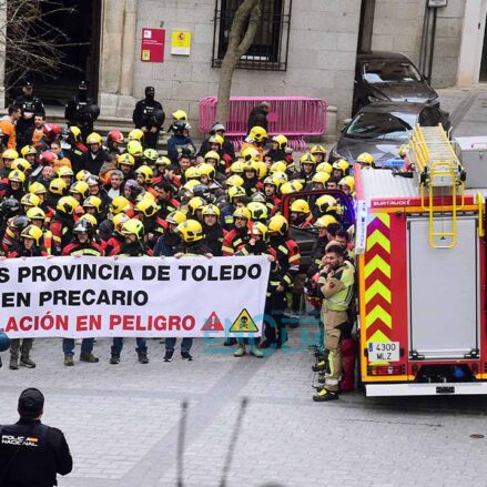 Los bomberos, manifestándose en el casco histórico de Toledo. Foto: Rebeca Arango.