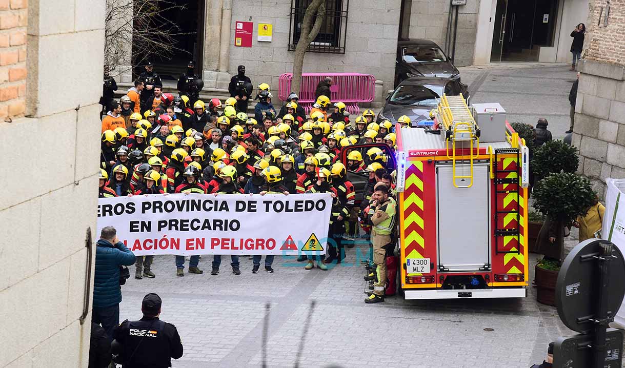 Los bomberos, manifestándose en el casco histórico de Toledo. Foto: Rebeca Arango.