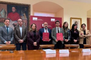 Firma del convenio entre el Gobierno regional y la UCLM